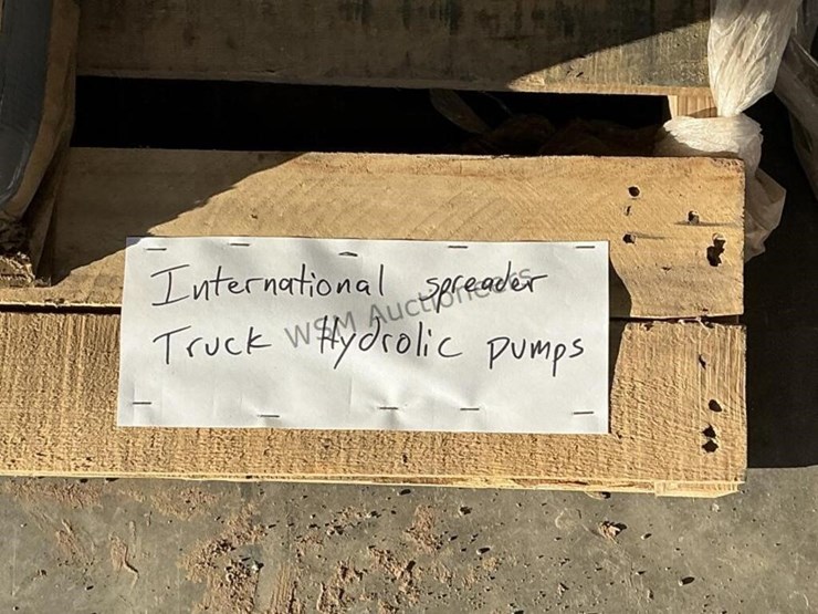 international-spreader-truck-hydraulic-pumps-image-6
