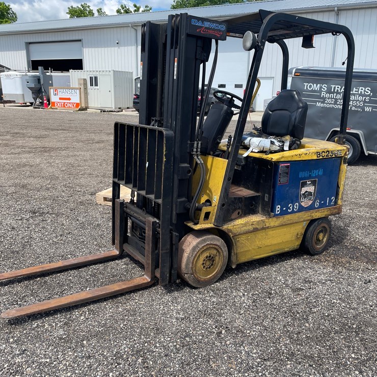 #2949 • Daewoo Electric Forklift