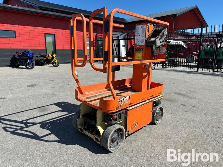 2016-jlg-1230es-image-5