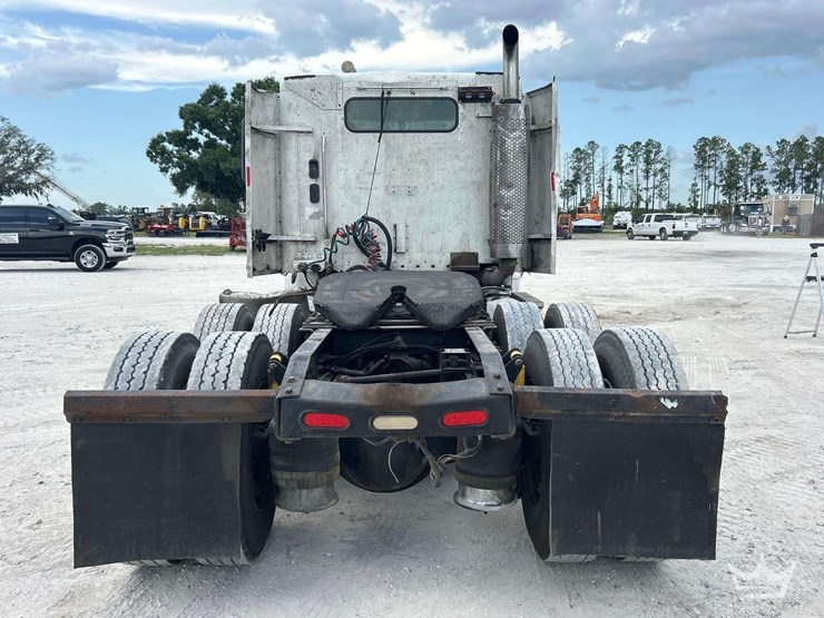 2005-freightliner-columbia-120-image-22