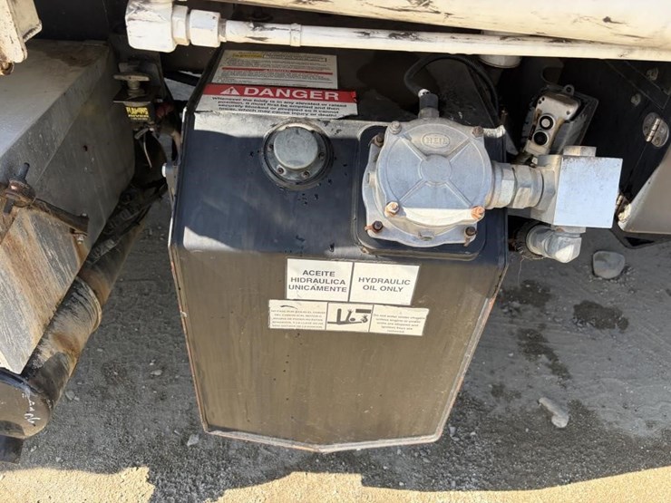 2010-peterbilt-320-image-15