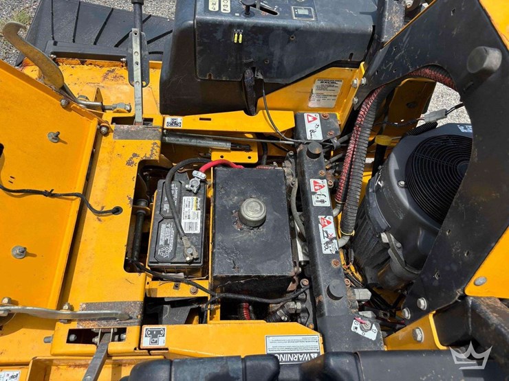 2015-hustler-super-z-72in-zero-turn-mower-image-23