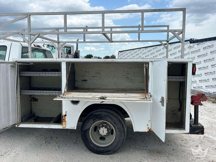 2004-chevrolet-silverado-3500-image-19