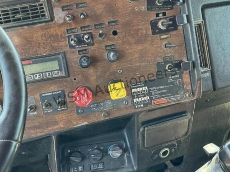 1996-peterbilt-379-image-19