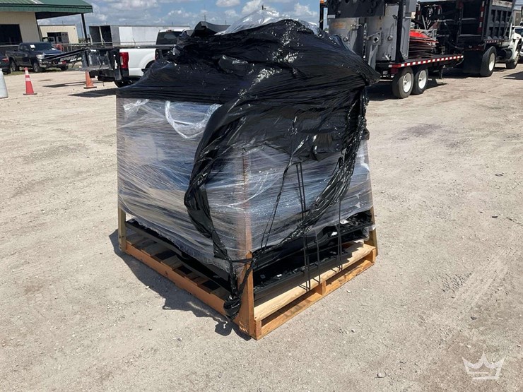 pallet-of-miscellaneous-vehicle-parts-image-4