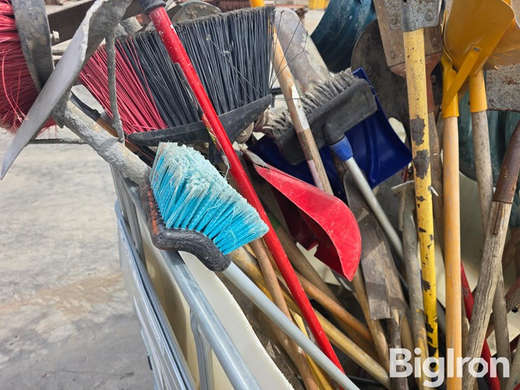 long-handled-tool-assortment-image-12