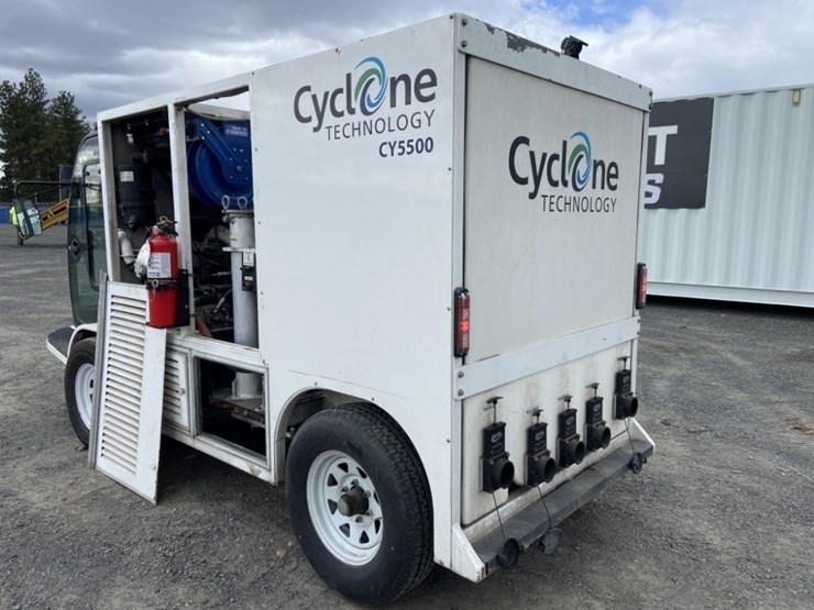 2013-cyclone-cy5500-surface-cleaning-truck-image-3