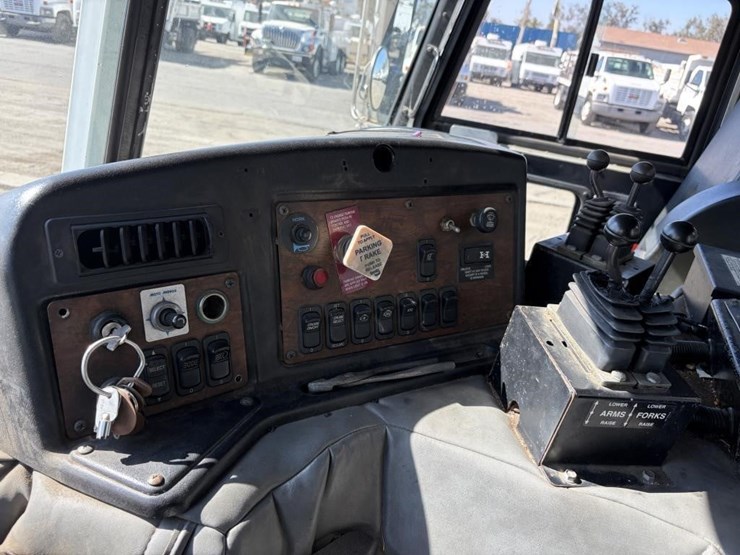 2010-peterbilt-320-image-22