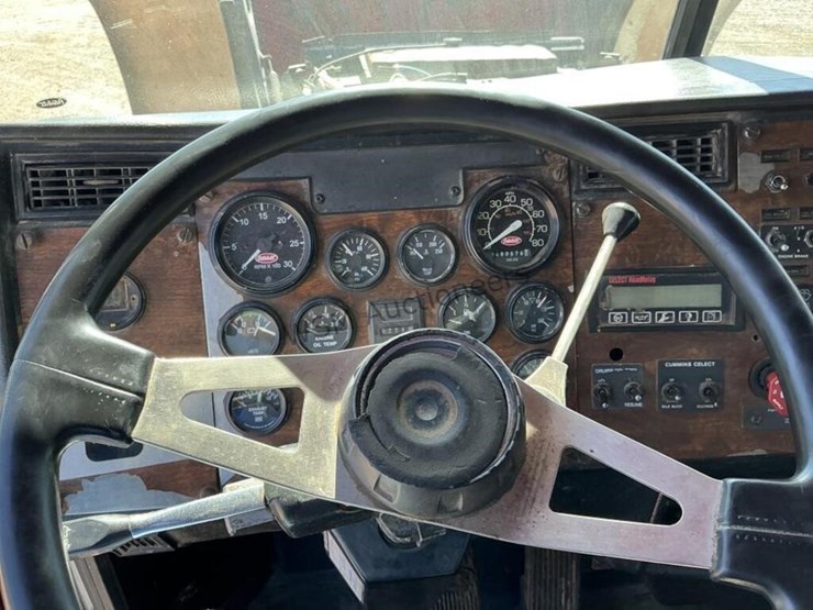 1996-peterbilt-379-image-16