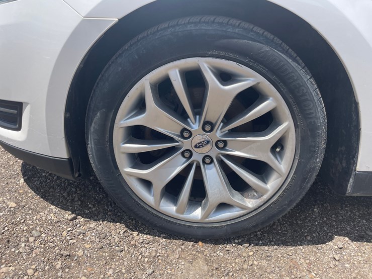 #2858-•-2015-ford-taurus-limited-(has-wi-title)-image-9