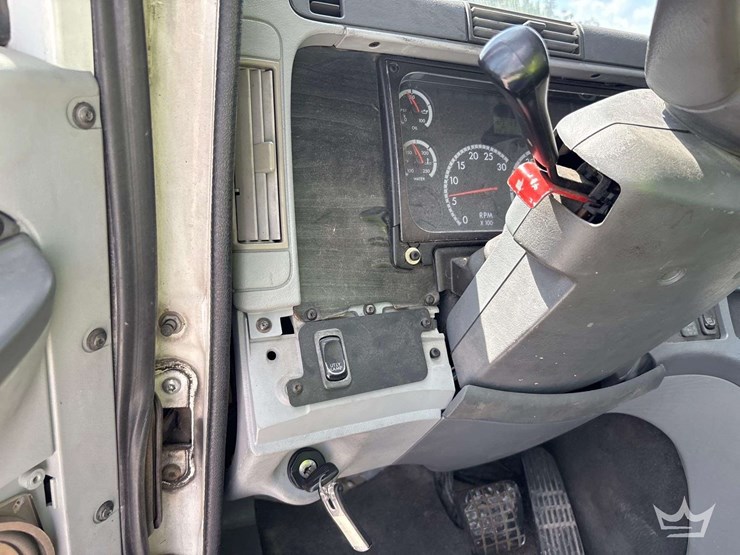 2007-freightliner-columbia-120-image-13