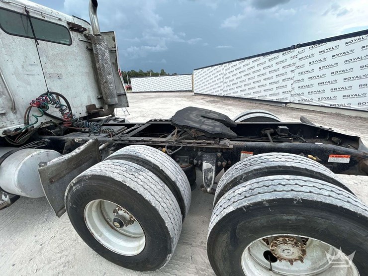 2005-freightliner-columbia-120-image-17