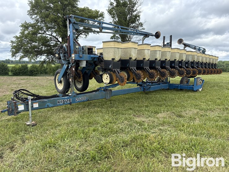 1995-kinze-2600-image-1