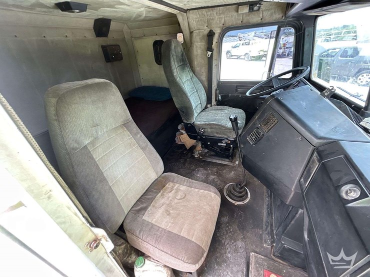 1996-freightliner-fld120-image-22