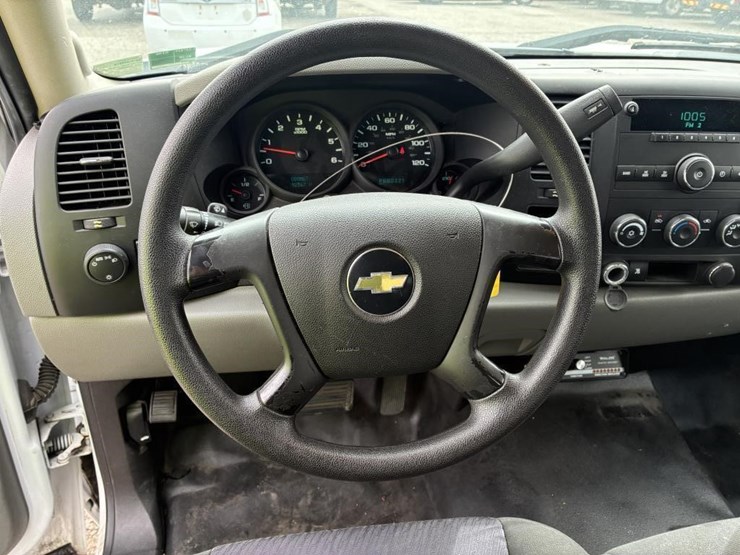 2011-chevrolet-1500-image-13