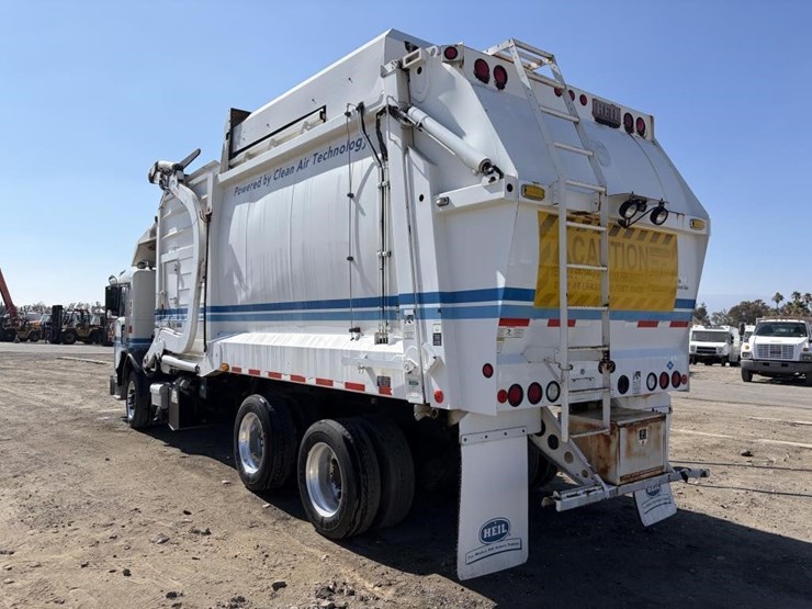 2010-peterbilt-320-image-4