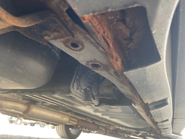 #2793-•-2013-ford-taurus-limited-sedan-(has-wi-title)-image-18