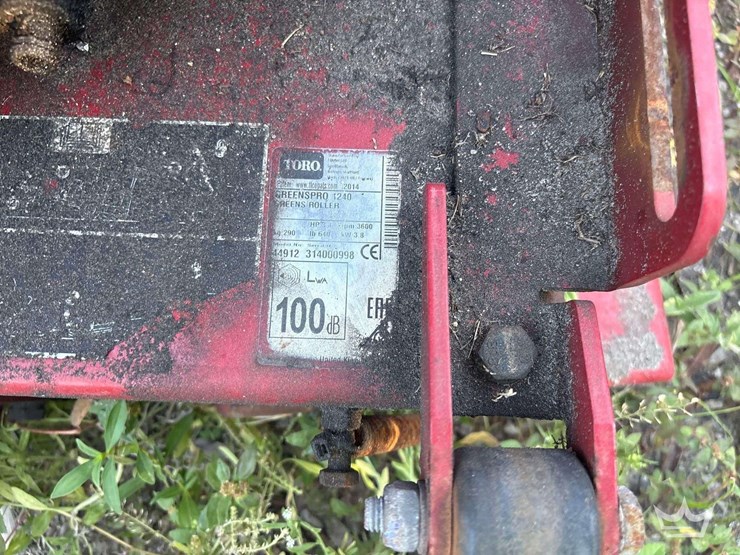 2014-toro-greenspro-1240-turf-roller-image-9