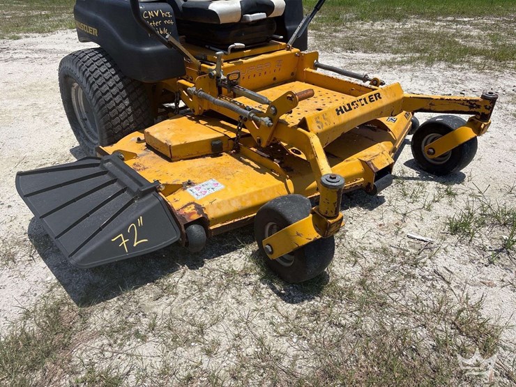 2015-hustler-super-z-72in-zero-turn-mower-image-9