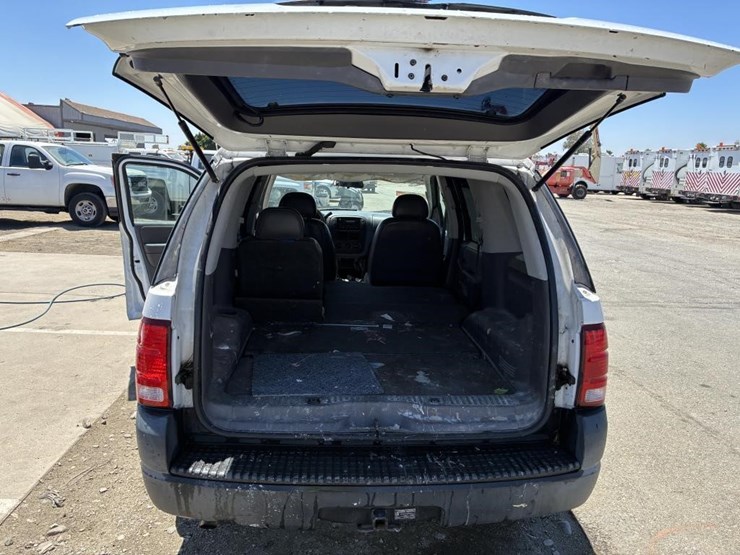 2005-ford-explorer-image-8