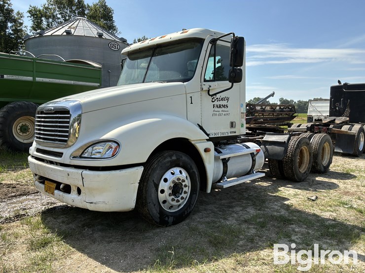 2005-freightliner-columbia-120-image-1