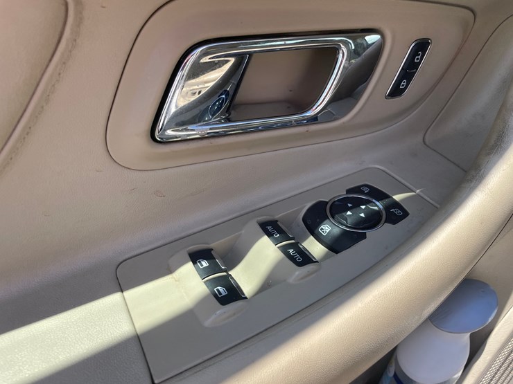 #2793-•-2013-ford-taurus-limited-sedan-(has-wi-title)-image-26