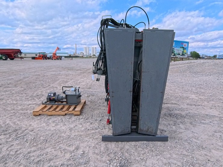 #1057-•-molly-mfg,-silencer-hydraulic-cattle-chute-image-5