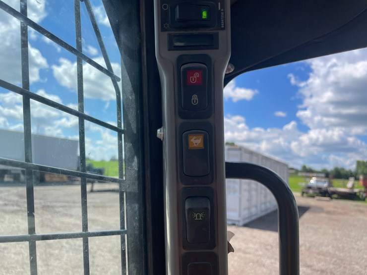 2018-new-holland-c232-image-32