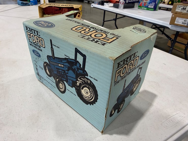 #47264-•-ford-7710-vintage-tractor-toy-image-3