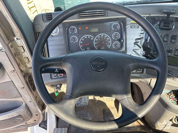 2008-freightliner-columbia-120-image-12