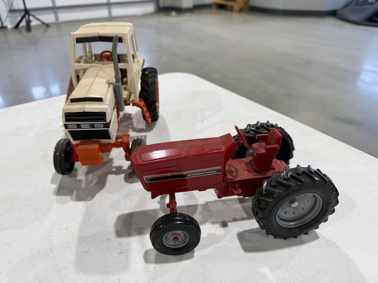 #47262-•-case-2390-vintage-tractor-toy-image-1