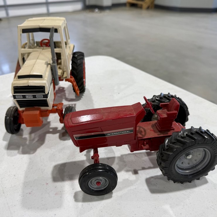 #47262 • Case 2390 Vintage Tractor Toy