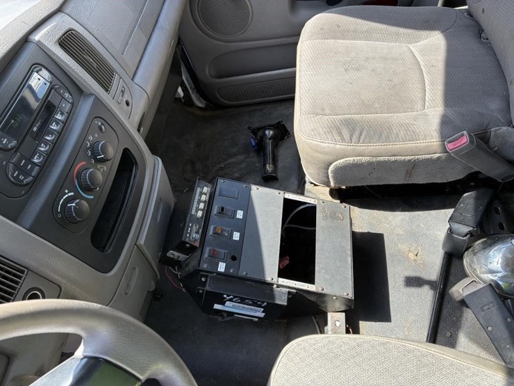 2005-dodge-2500-image-17