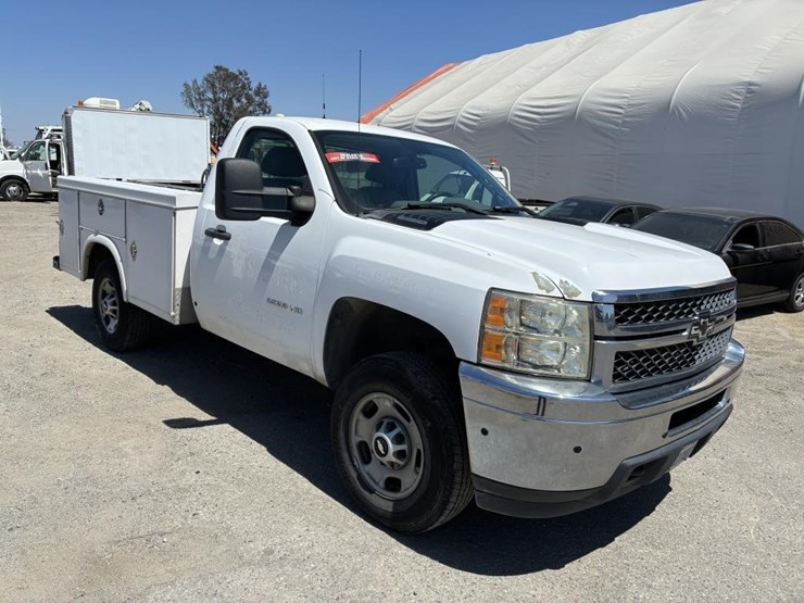 2011-chevrolet-silverado-2500-image-2