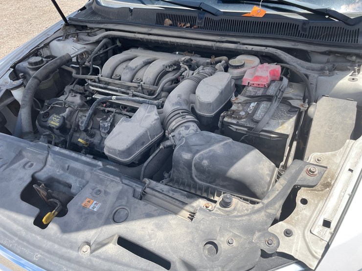 #2793-•-2013-ford-taurus-limited-sedan-(has-wi-title)-image-37