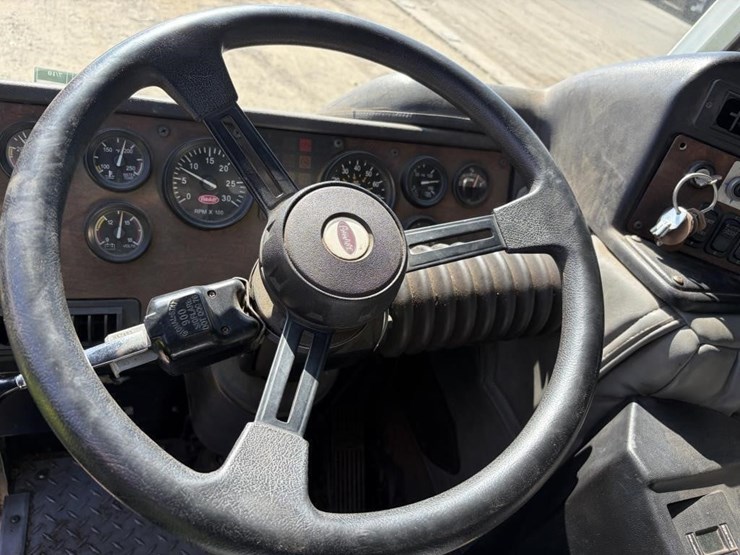 2010-peterbilt-320-image-19