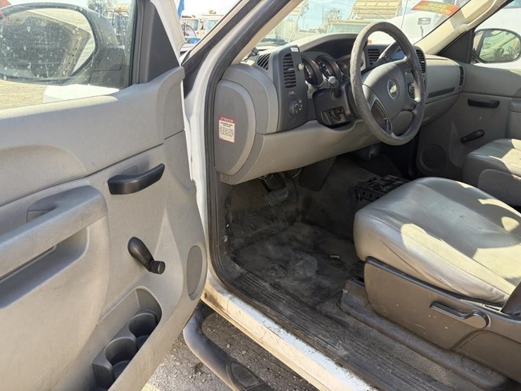 2011-chevrolet-silverado-2500-image-11