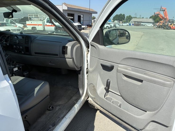 2011-chevrolet-silverado-2500-image-12