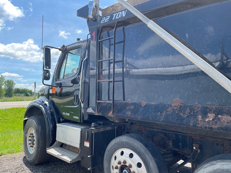 #2872-•-2006-freightliner-quad-axle-dump-truck-(title-in-delay)-image-8