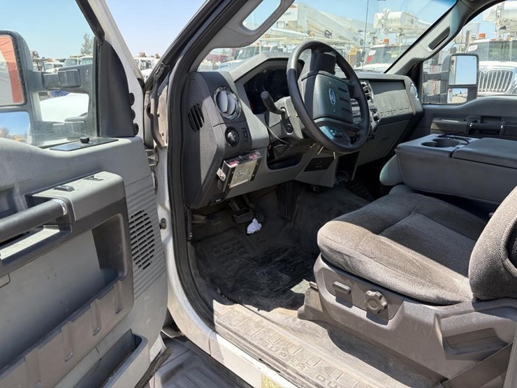 2011-ford-f550-image-26