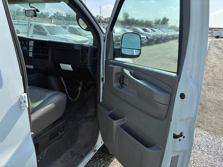 2014-chevrolet-express-2500-image-10