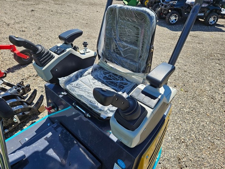 #319-•-2025-cfg-mx15r-mixi-excavator-image-18