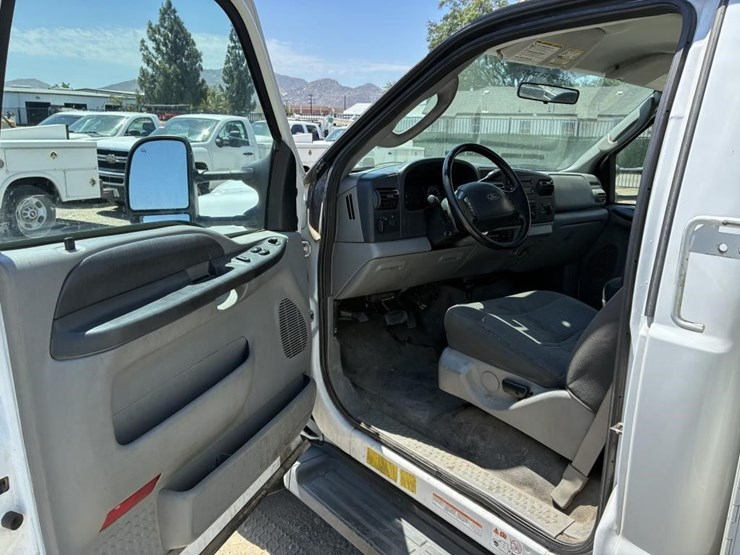 2006-ford-f550-image-22