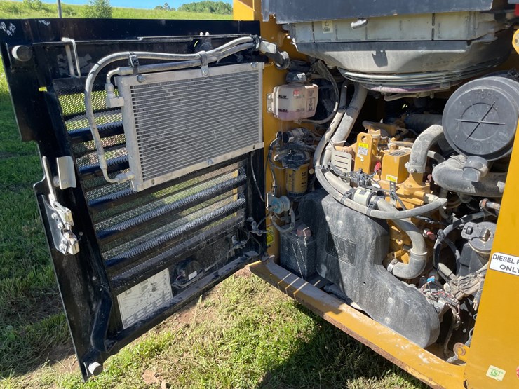 2020-caterpillar-246d3-image-34