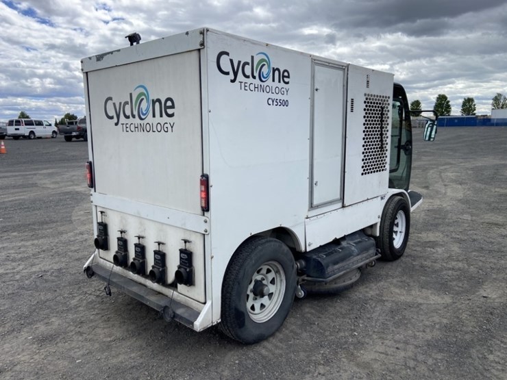 2013-cyclone-cy5500-surface-cleaning-truck-image-5