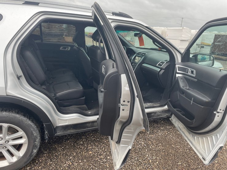 2015-ford-explorer-xlt-image-29