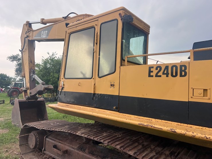 #2038-•-cat-e240b-image-7
