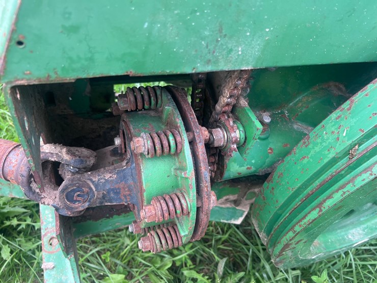 john-deere-334-image-7