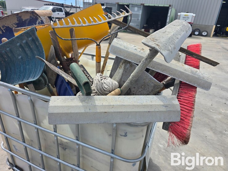 long-handled-tool-assortment-image-10