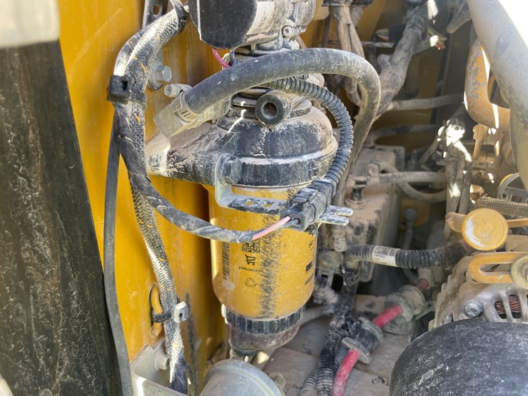 2020-caterpillar-246d3-image-35